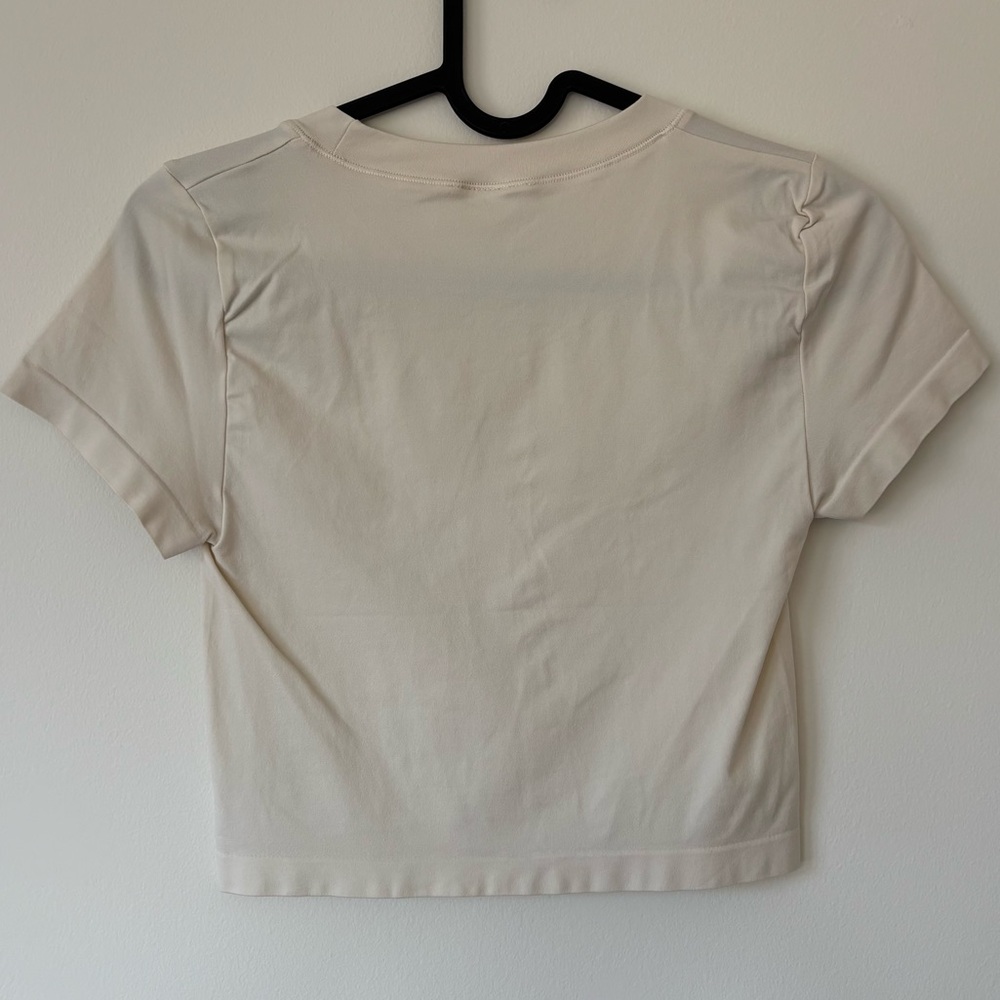 Aritzia Smooth Seamless Willow Cropped Tee Ivory Cream - Picture 5 of 6